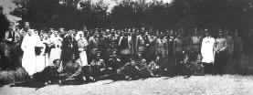 Семья Николая II с группой
 раненых и сестер милосердия у лазарета имени Александры Федоровны