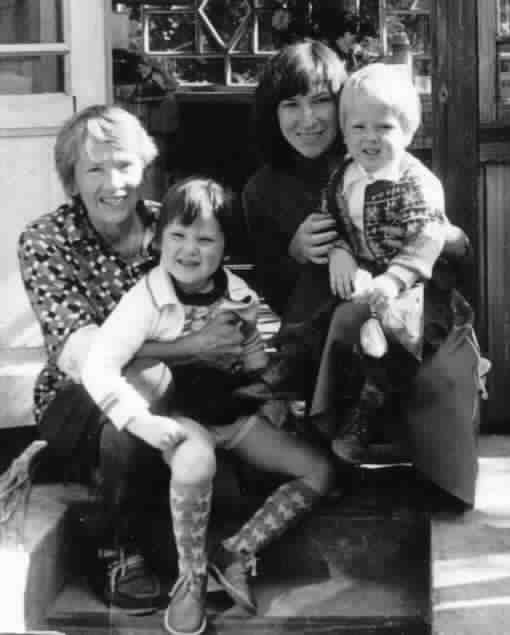 С внуками и невесткой на даче в Луге. 1979 год.