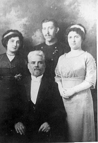 Яков Меерович Ахун с дочерьми Эсфирью и Евгенией и зятем Исааком. 1910е годы.