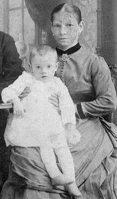 Кирюша Афанасьев с мамой. 1888 год.