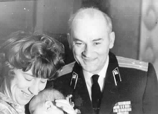 Полковник Николай Григорьевич Шепеленко с дочкой и внучкой.