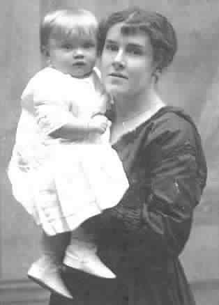 Вера Афанасьева с дочкой Ирой. Евпатория, 1916 год.