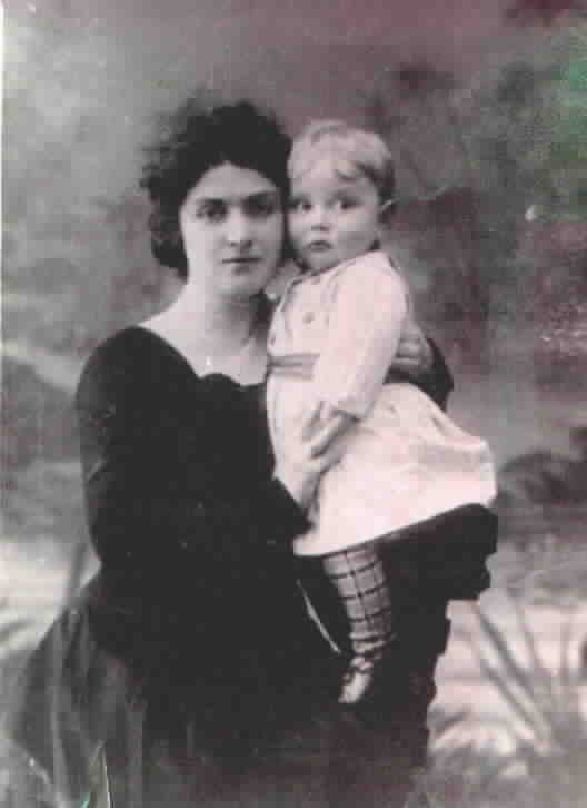 Мара с мамой Женей. С.Петербург, 1910 г.