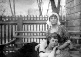 Ана Ахматова и Ольга Кузьмина-Караваева. Царское Село, Малая 63, 1916 г.