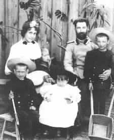 Семья Пуниных: Анна Николаевна и Николай Михайлович; дети: Александр, Леонид, Зинаида, Николай. Около 1895 года.