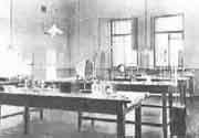 Физическая лаборатория. В 1910-1911 годах Великие княжны Ольга и Татьяна посещали училище для занятий по физике.