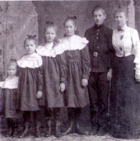 Вера Карловна Кос с детьми. Ок. 1902 г.