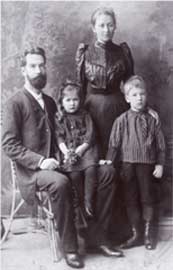 Иван и Вера Кос с детьми Анной и Юрием