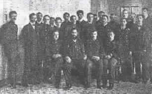 Группа бывших учеников училища. 1912 год.