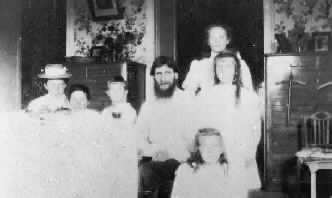 Царское Село, 1908 г. Распутин с императрицей, ее детьми и гувернанткой.