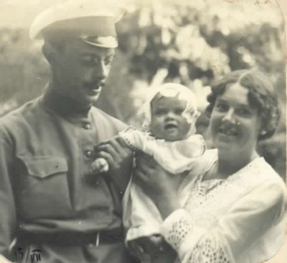 С женой и дочкой. Евпатория, 1916 год.
