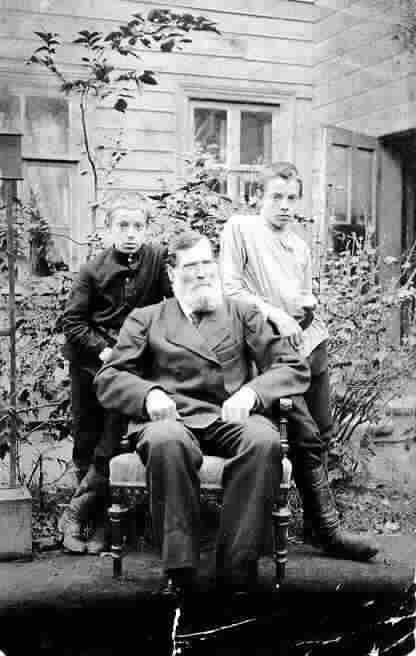 Почетный гражданин Царского Села Павел Афанасьевич Афанасьев с сыновьями Кириллом (справа) и Александром, ок. 1900 года.