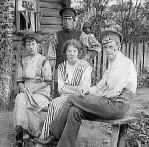 Никита Моисеевич Моисеев с женой, дочкой Верой и зятем Кириллом. Царское Село, 1910-е.