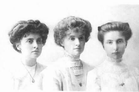 Сестры Вера, Зоя и Анна Аренс. Около 1910 г.